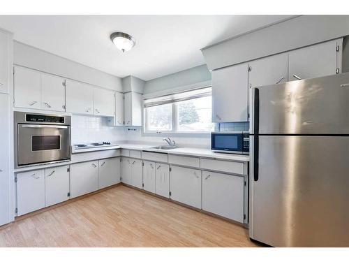 116 Glacier Drive Sw, Calgary, AB - Indoor Photo Showing Kitchen