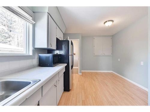 116 Glacier Drive Sw, Calgary, AB - Indoor Photo Showing Kitchen