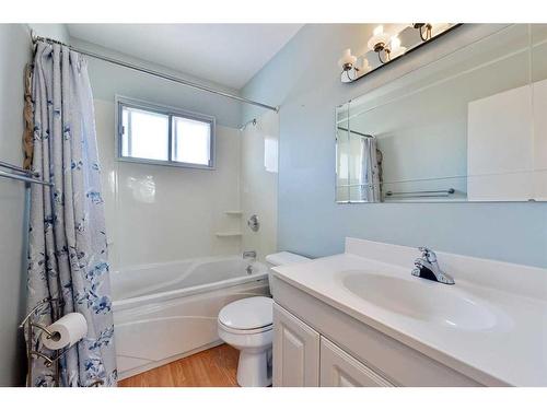 116 Glacier Drive Sw, Calgary, AB - Indoor Photo Showing Bathroom