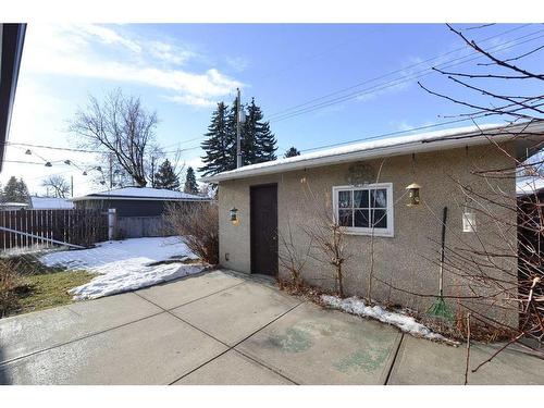 116 Glacier Drive Sw, Calgary, AB - Outdoor