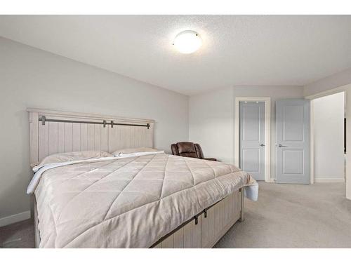 24 Sherwood Park Nw, Calgary, AB - Indoor Photo Showing Bedroom