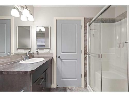 24 Sherwood Park Nw, Calgary, AB - Indoor Photo Showing Bathroom