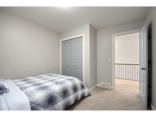 24 Sherwood Park Nw, Calgary, AB - Indoor Photo Showing Bedroom