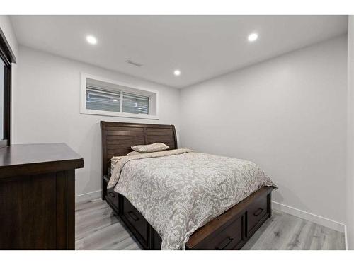 24 Sherwood Park Nw, Calgary, AB - Indoor Photo Showing Bedroom