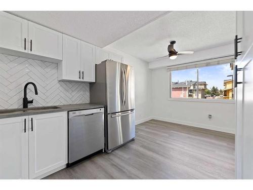 1003-2200 Woodview Drive Sw, Calgary, AB - Indoor Photo Showing Kitchen