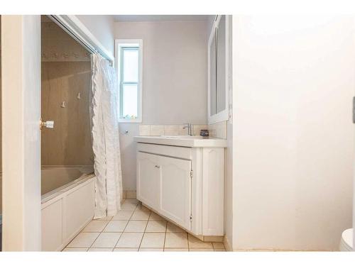 211 21 Avenue Nw, Calgary, AB - Indoor Photo Showing Bathroom