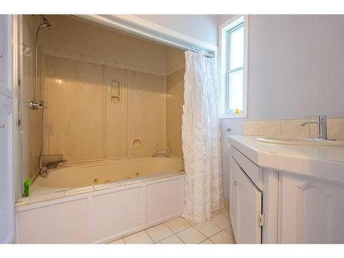 211 21 Avenue Nw, Calgary, AB - Indoor Photo Showing Bathroom