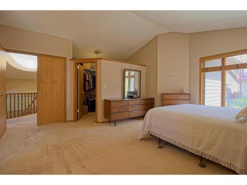 319 Edenwold Drive Nw, Calgary, AB - Indoor Photo Showing Bedroom