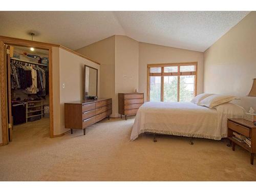 319 Edenwold Drive Nw, Calgary, AB - Indoor Photo Showing Bedroom