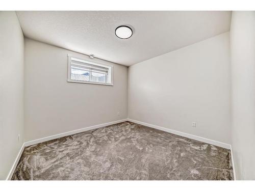 4834 87 Avenue Ne, Calgary, AB - Indoor Photo Showing Other Room