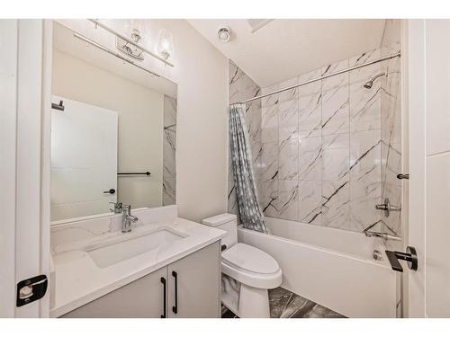 4834 87 Avenue Ne, Calgary, AB - Indoor Photo Showing Bathroom