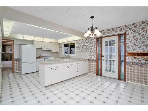 213 Centre Avenue Se, Airdrie, AB - Indoor Photo Showing Kitchen