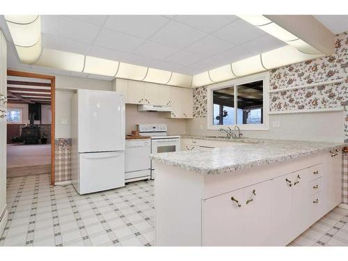 213 Centre Avenue Se, Airdrie, AB - Indoor Photo Showing Kitchen