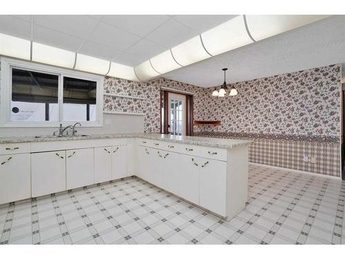 213 Centre Avenue Se, Airdrie, AB - Indoor Photo Showing Kitchen