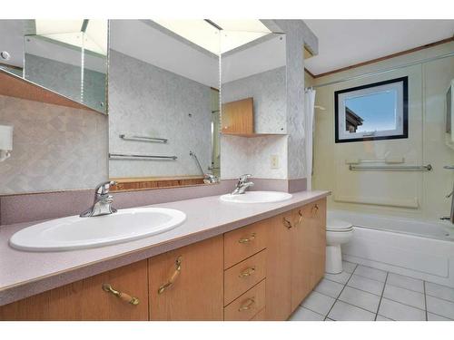 213 Centre Avenue Se, Airdrie, AB - Indoor Photo Showing Bathroom