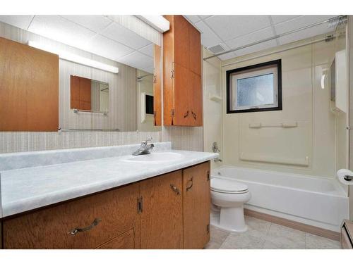 213 Centre Avenue Se, Airdrie, AB - Indoor Photo Showing Bathroom