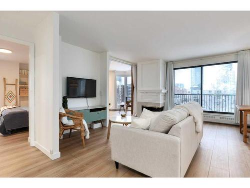 606-1140 15 Avenue Sw, Calgary, AB - Indoor Photo Showing Living Room