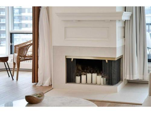 606-1140 15 Avenue Sw, Calgary, AB - Indoor Photo Showing Living Room With Fireplace