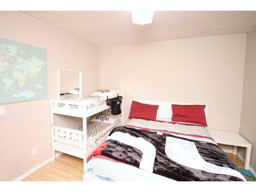 699 Whiteridge Road Ne, Calgary, AB - Indoor Photo Showing Bedroom