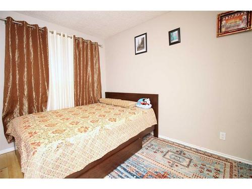 699 Whiteridge Road Ne, Calgary, AB - Indoor Photo Showing Bedroom