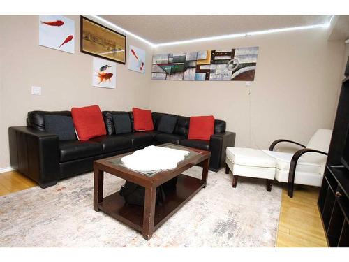 699 Whiteridge Road Ne, Calgary, AB - Indoor Photo Showing Living Room