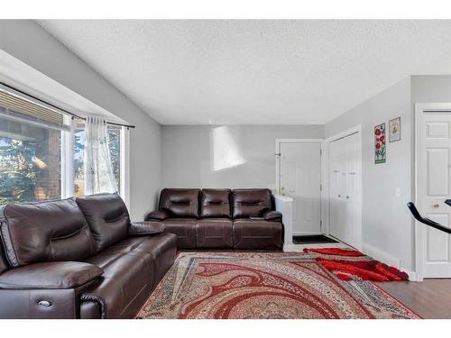 87 Edgehill Drive, Calgary, AB - Indoor Photo Showing Living Room