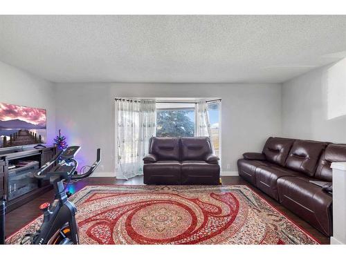 87 Edgehill Drive, Calgary, AB - Indoor Photo Showing Living Room