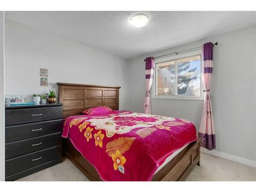 87 Edgehill Drive, Calgary, AB - Indoor Photo Showing Bedroom