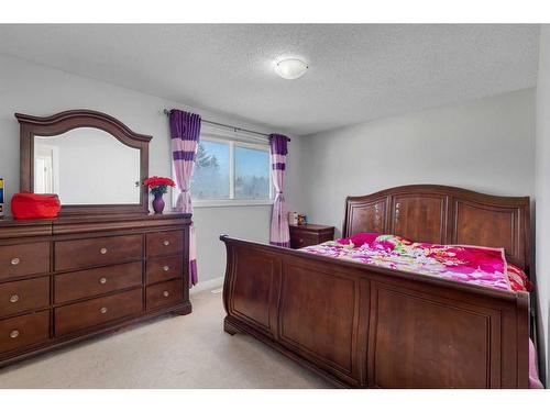 87 Edgehill Drive, Calgary, AB - Indoor Photo Showing Bedroom