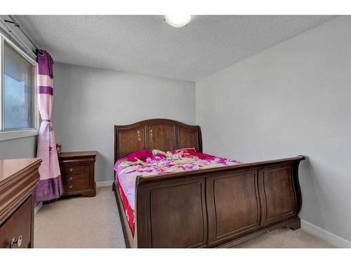 87 Edgehill Drive, Calgary, AB - Indoor Photo Showing Bedroom