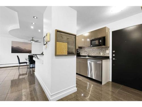 1102-706 15 Avenue Sw, Calgary, AB - Indoor Photo Showing Kitchen