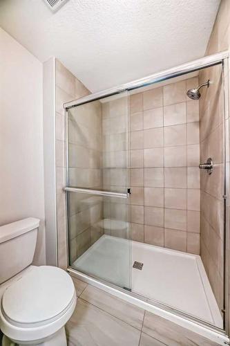 1453 Bayview Point Sw, Airdrie, AB - Indoor Photo Showing Bathroom