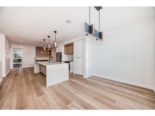 1605 37 Avenue Sw, Calgary, AB - Indoor Photo Showing Kitchen