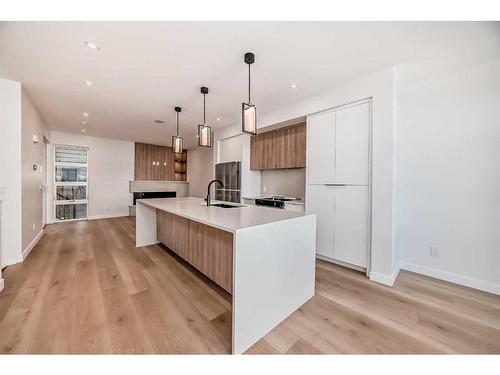 1605 37 Avenue Sw, Calgary, AB - Indoor Photo Showing Kitchen With Upgraded Kitchen