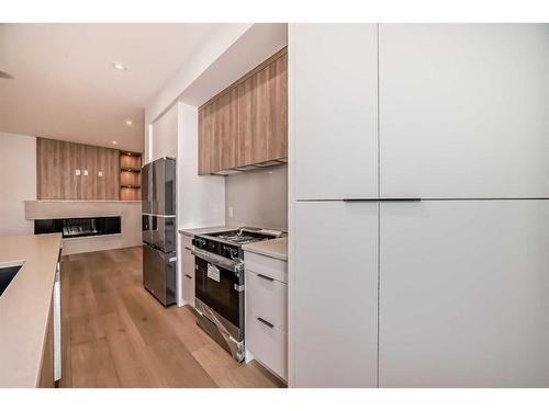 1605 37 Avenue Sw, Calgary, AB - Indoor Photo Showing Kitchen