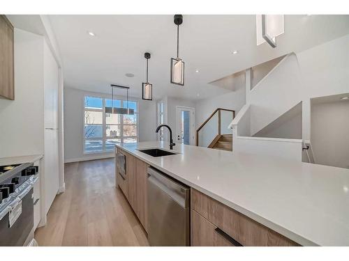 1605 37 Avenue Sw, Calgary, AB - Indoor Photo Showing Kitchen With Upgraded Kitchen