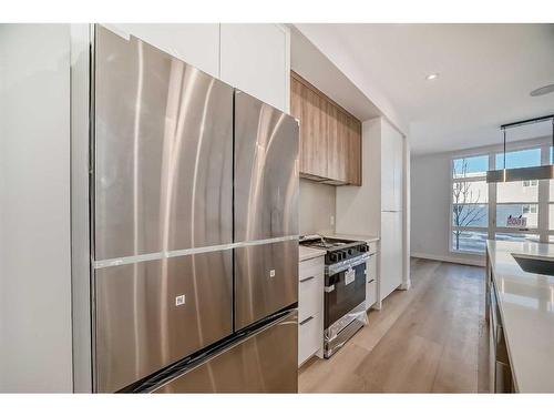 1605 37 Avenue Sw, Calgary, AB - Indoor Photo Showing Kitchen With Upgraded Kitchen