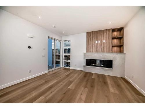 1605 37 Avenue Sw, Calgary, AB - Indoor Photo Showing Living Room With Fireplace