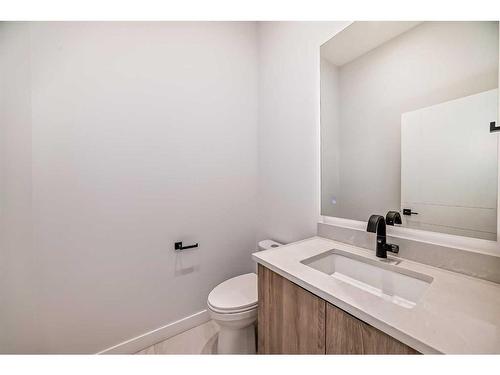 1605 37 Avenue Sw, Calgary, AB - Indoor Photo Showing Bathroom