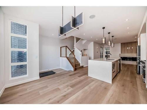 1605 37 Avenue Sw, Calgary, AB - Indoor Photo Showing Kitchen