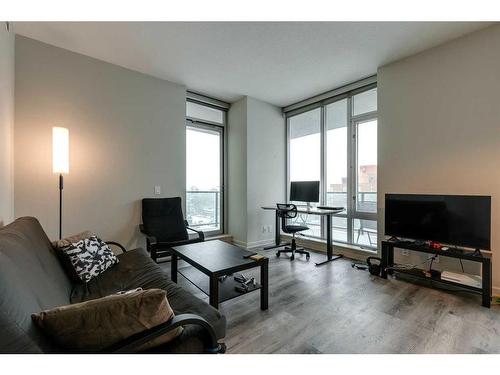 1310-1410 1 Street Se, Calgary, AB - Indoor Photo Showing Living Room