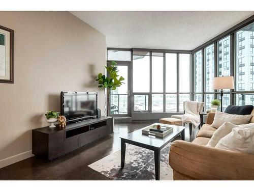 1606-220 12 Avenue Se, Calgary, AB - Indoor Photo Showing Living Room