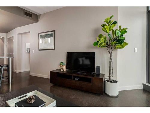 1606-220 12 Avenue Se, Calgary, AB - Indoor Photo Showing Living Room