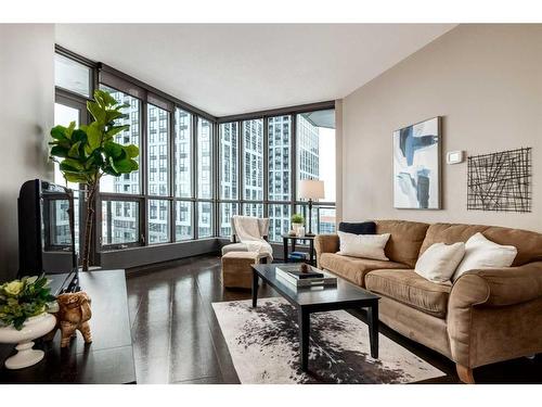 1606-220 12 Avenue Se, Calgary, AB - Indoor Photo Showing Living Room