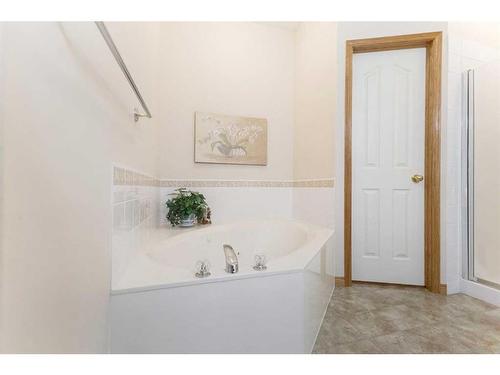 119 Rocky Ridge Villas Nw, Calgary, AB - Indoor Photo Showing Bathroom