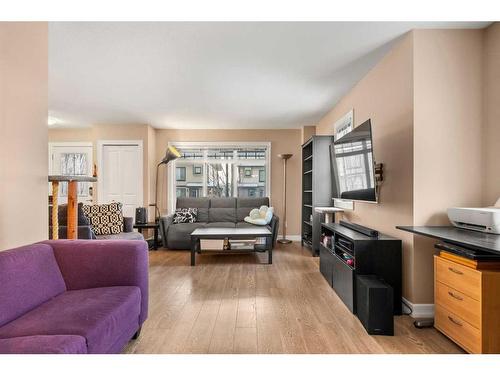 513-121 Copperpond Common Se, Calgary, AB - Indoor Photo Showing Living Room