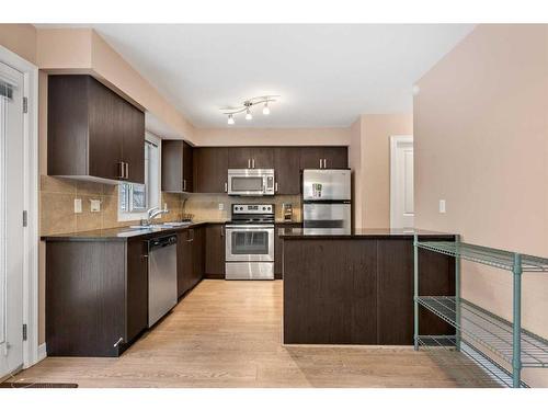 513-121 Copperpond Common Se, Calgary, AB - Indoor Photo Showing Kitchen