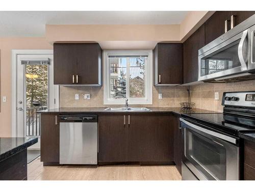 513-121 Copperpond Common Se, Calgary, AB - Indoor Photo Showing Kitchen With Double Sink