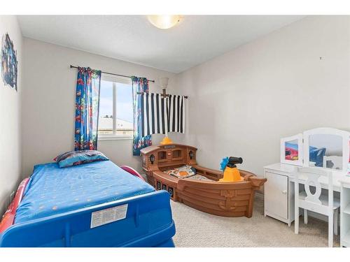 230 Hillcrest Square Sw, Airdrie, AB - Indoor Photo Showing Bedroom