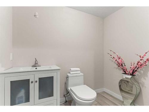 230 Hillcrest Square Sw, Airdrie, AB - Indoor Photo Showing Bathroom